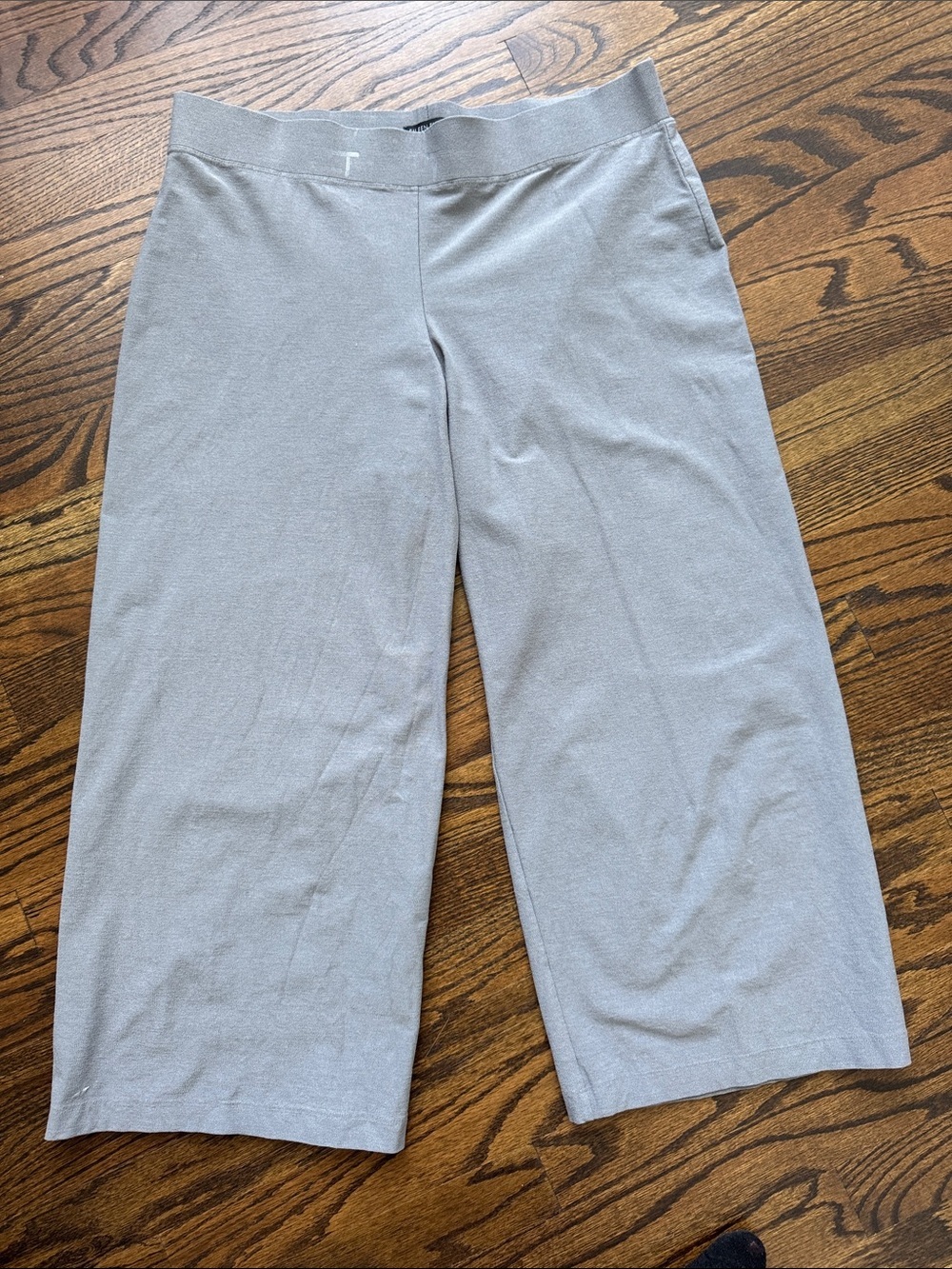 Eileen Fisher Silver-Gray Knit Wide-Leg Capri Pants. Size L